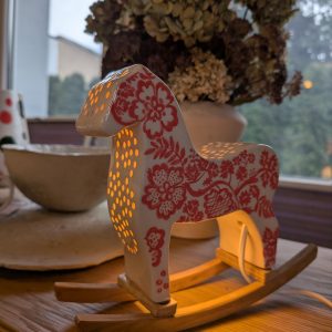 Ceramiczny konik na biegunach