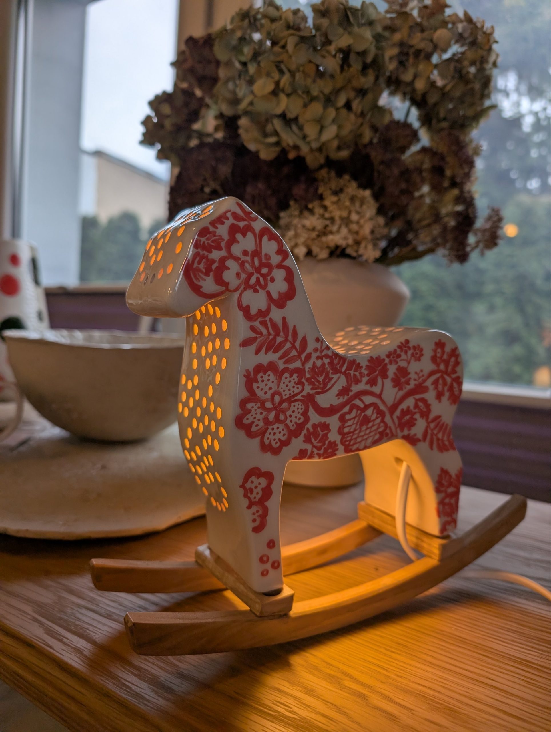 Ceramiczny konik na biegunach